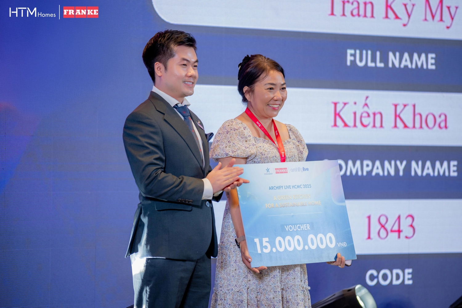 Ông Nguyễn Văn Thịnh - COO của HTM Group (ngoài cùng bên trái) đại diện thương hiệu gửi tặng những phần quà giá trị tới các khách mời may mắn.