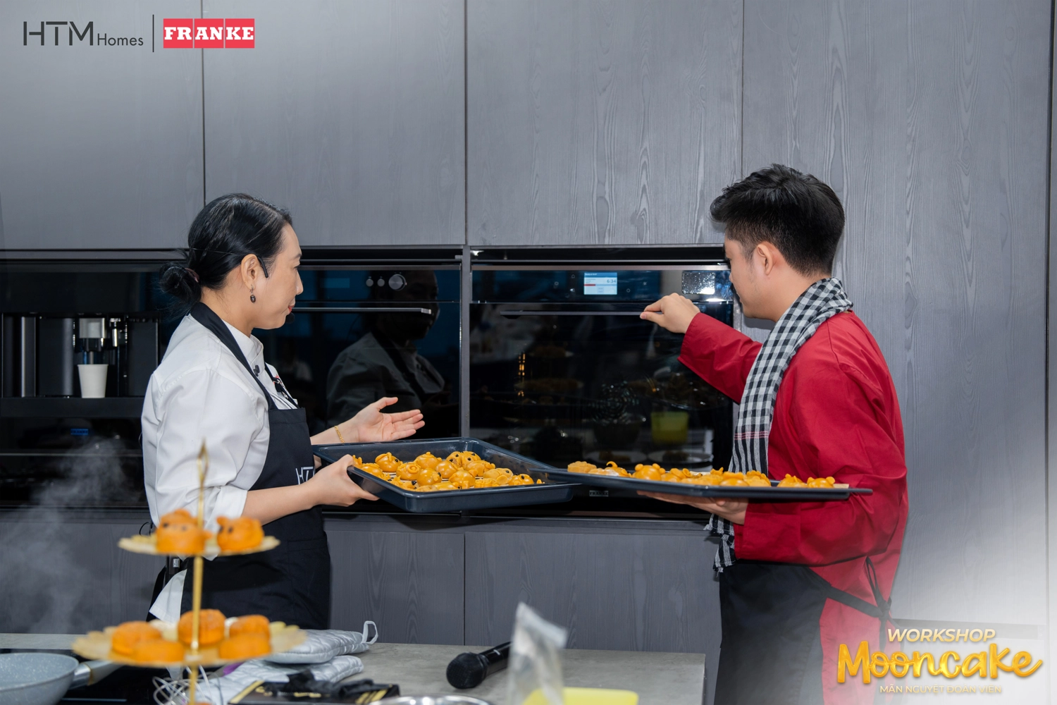 Khách tham dự trải nghiệm nướng bánh Trung thu với lò nướng FRANKE tại workshop Mooncake “Mãn Nguyệt Đoàn Viên”