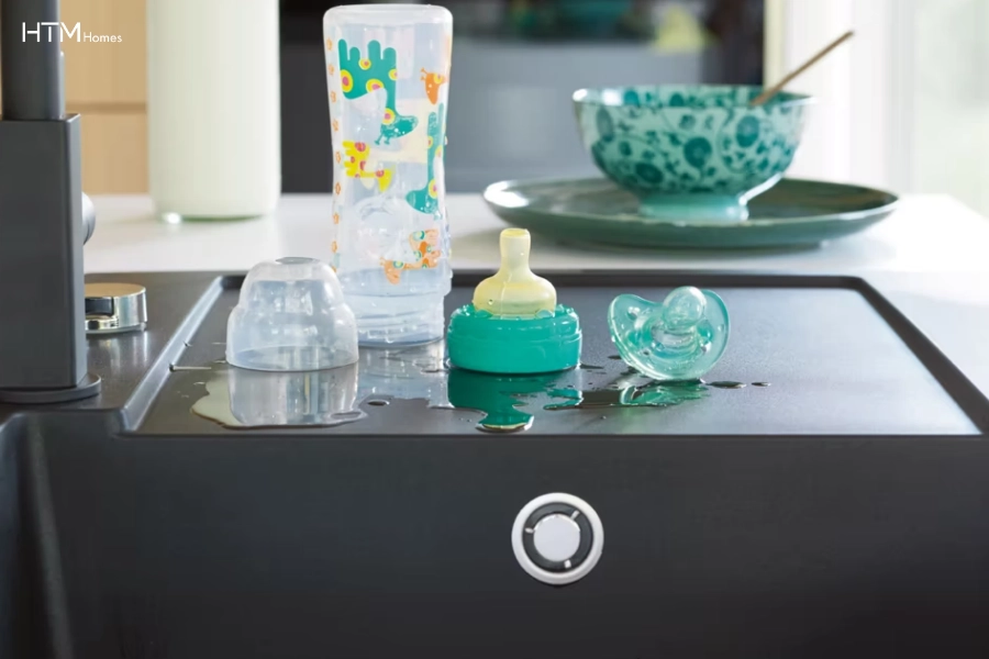 Bề mặt chậu rửa Fragranite ổn định màu sắc và dễ làm sạch khi sử dụng liên tục trong sinh hoạt gia đình.