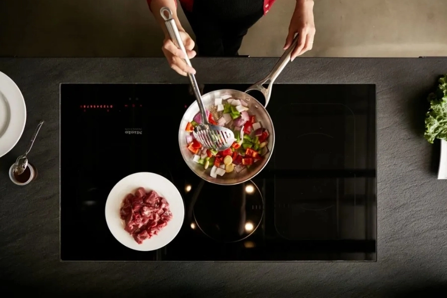 bep-tu-duc-nhap-khau-voi-thiet-ke-toi-gian-gan-lien-trai-nghiem-nau-nuong-hang-ngay