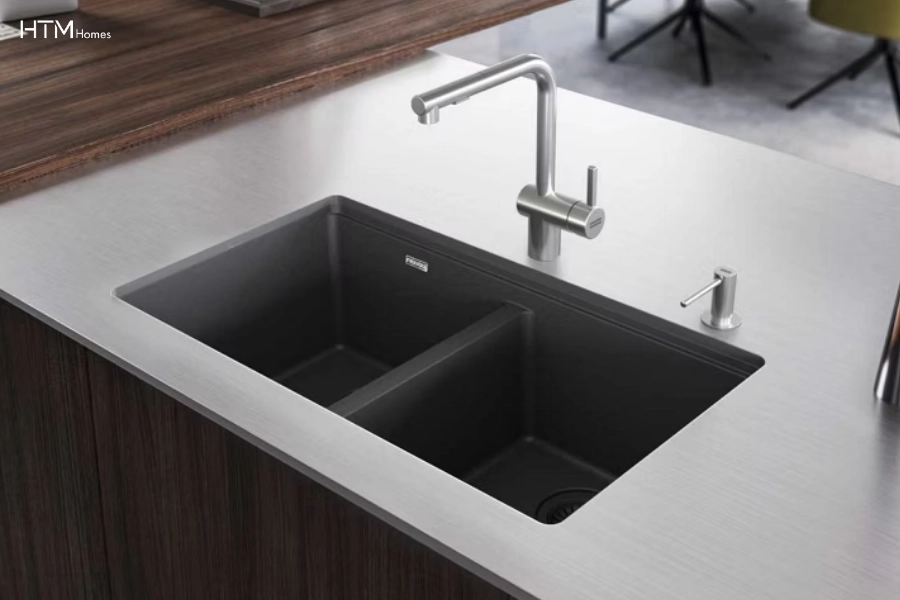 Chậu rửa đá Fragranite tông xám đậm tạo chiều sâu cho mặt bàn Inox và tổng thể bếp hiện đại.