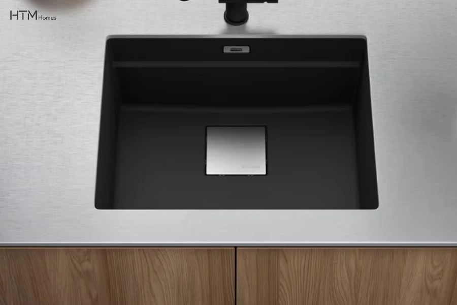 Chậu rửa đá Fragranite với bề mặt liền khối tạo cảm giác chắc tay, đồng bộ thẩm mỹ cho gian bếp.