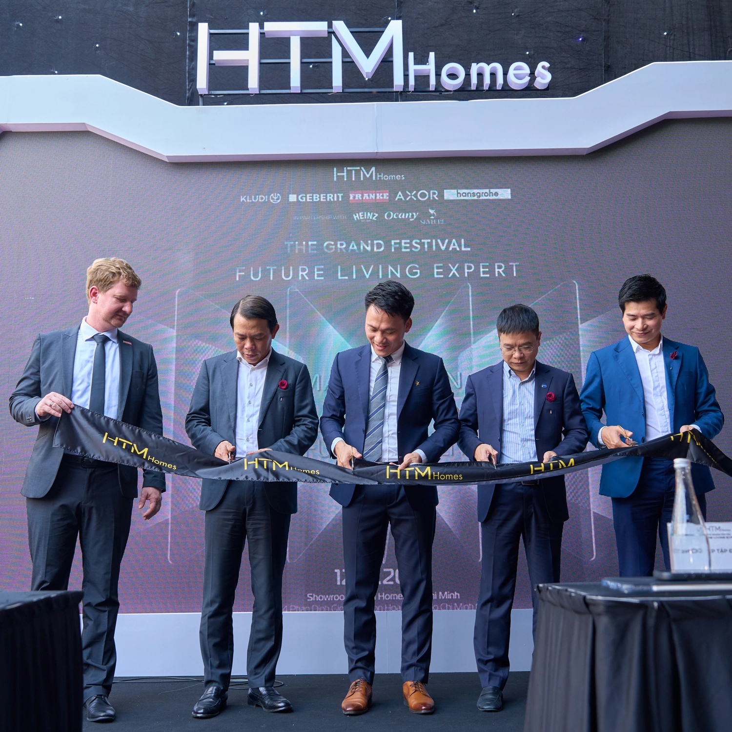 Nghi thức cắt băng khai trương showroom HTM Homes