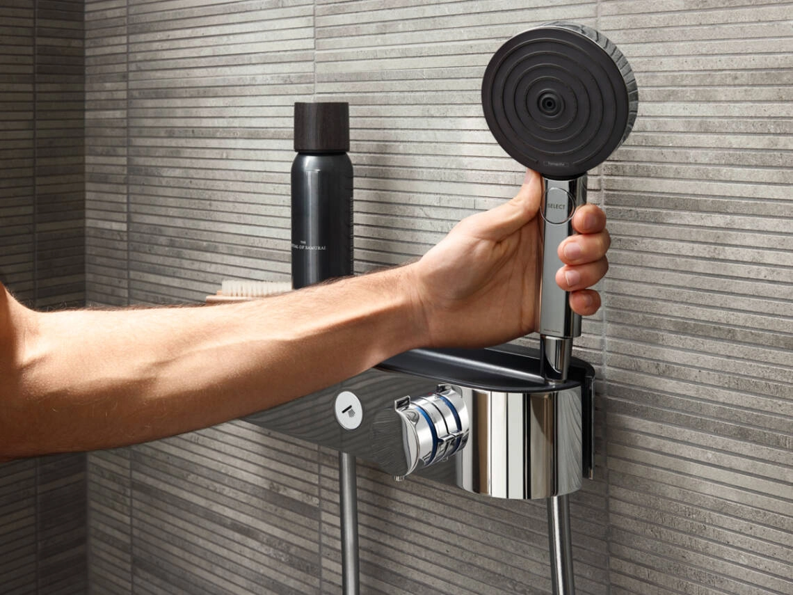 shower-tablet-select-pulsify-s-hand-holding-pulsify_ambiance_4x3 (1)